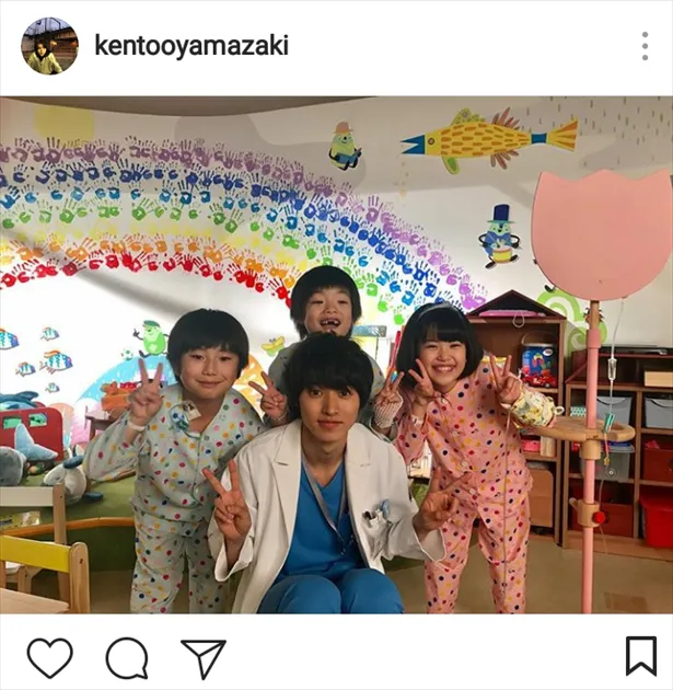 小児外科プレイルームで共演の子どもたちと笑顔の山崎賢人