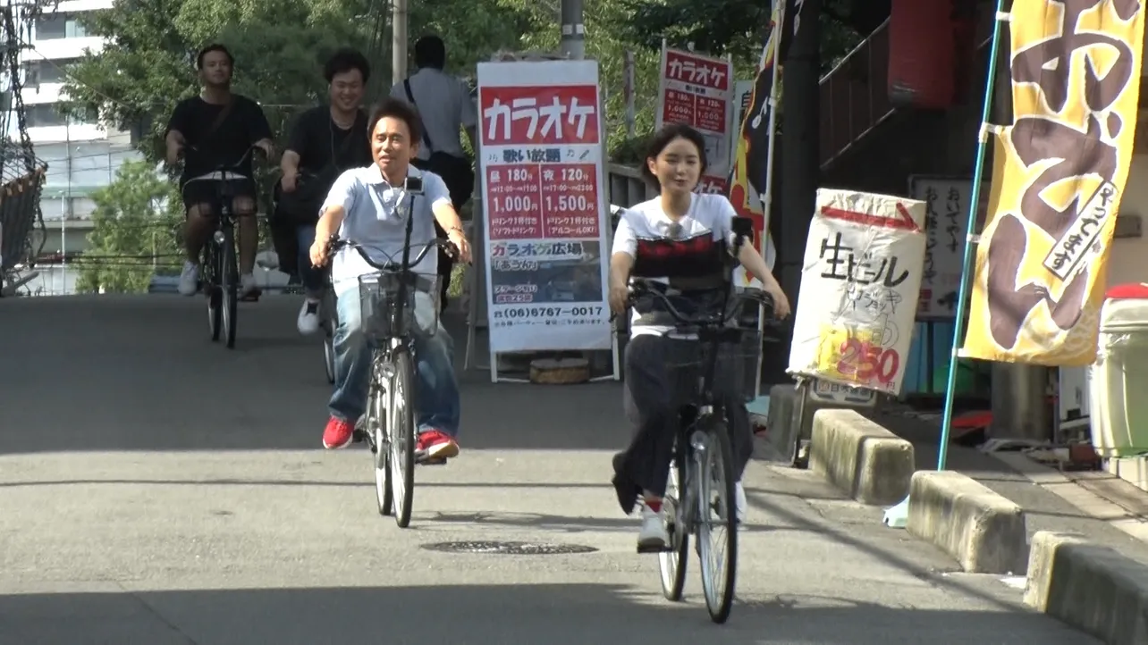 大阪・谷町を自転車で疾走する浜田雅功と葵わかな