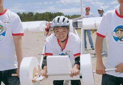 静岡・浜松の中田島砂丘で、完成したばかりの機体でフライト練習を行う宮根誠司