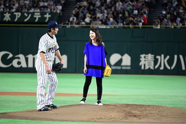 投球を終え、三浦大輔と微笑み合う石原さとみ