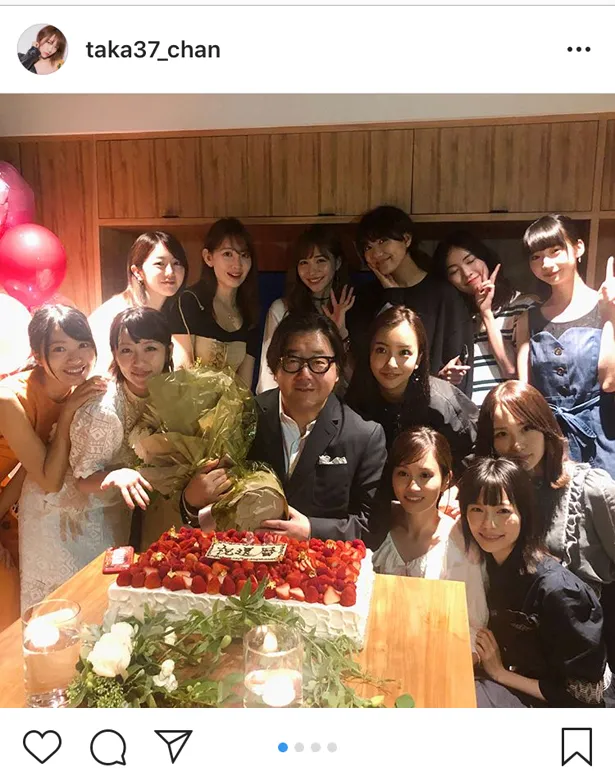 【写真を見る】6月25日にアップした秋元康プロデューサーの「還暦バースデーパーティー」の写真。前田敦子、高橋みなみの他、AKB48メンバー、元メンバーが集結した