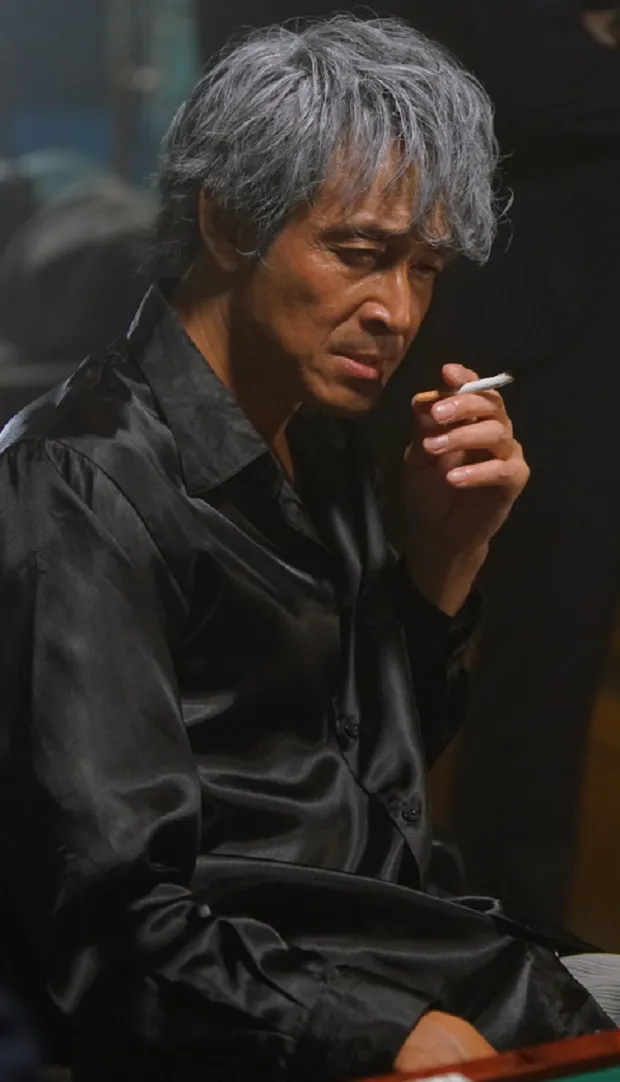 【写真を見る】タバコをくゆらす姿もセクシーな吉田栄作