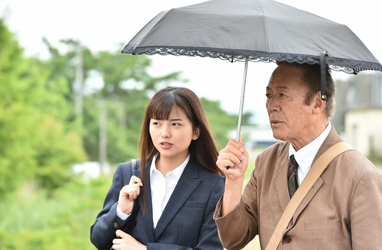 久田莉子(写真左)は、太郎とコンビを組む若手税務署員を演じる