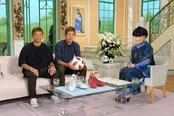 「徹子の部屋」に初出演の乾貴士と大迫勇也。定番のお花もサッカーパンダ仕様！