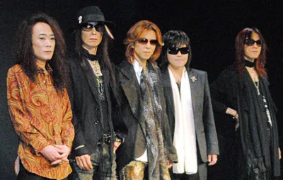 8月に行われるライブに向けて記者会見を行ったX JAPAN。写真左よりPATA（ギター）、HEATH（ベース）、YOSHIKI（ドラム、ピアノ）、ToshI（ボーカル）、SUGIZO(ギター、バイオリン)