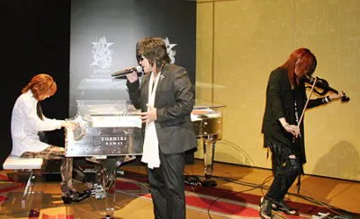 【写真】会見ではYOSHIKI、ToshI、SUGIZOによる｢Forver Love｣が披露された