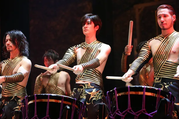 【写真を見る】中島裕翔が、世界的パフォーマンス集団・DRUM TAOのステージに立つ！