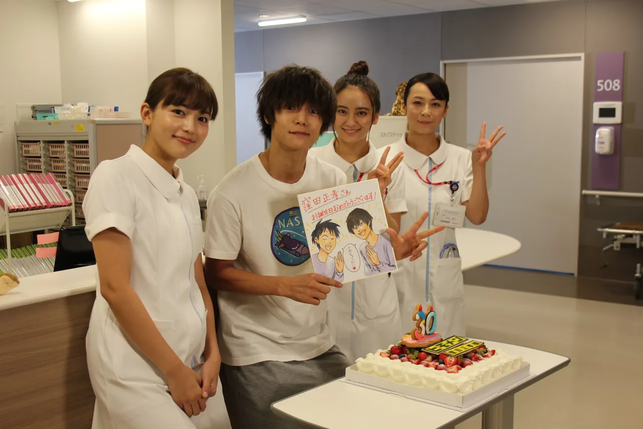 看護師姿の川口春奈、岡田結実、佐藤仁美も窪田正孝の誕生日を祝った