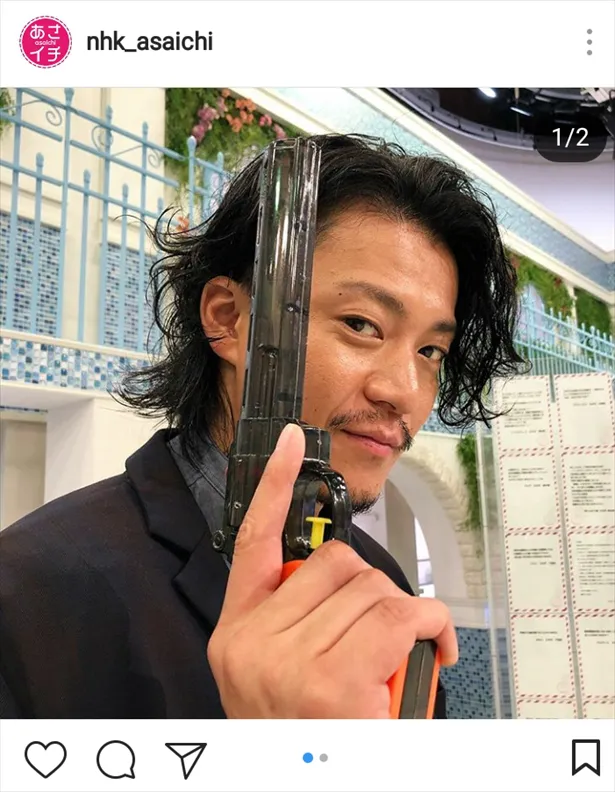 【写真を見る】小栗旬、銃を構えて“洋装＆ヒゲ”の龍馬！