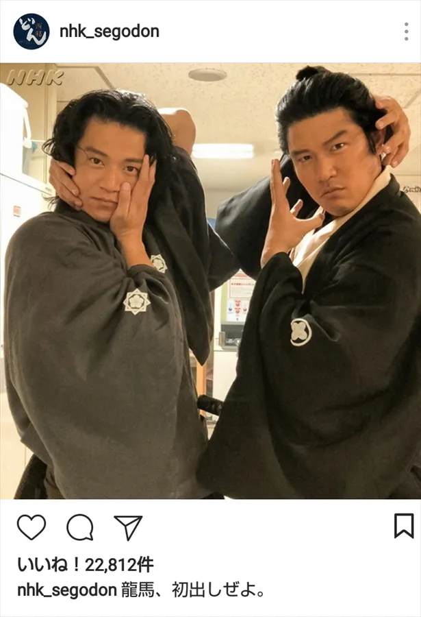 【写真を見る】2人で“変態仮面”ポーズを決める小栗旬＆鈴木亮平！仲の良さが伝わってくる♪