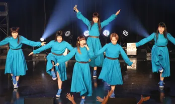 楽器を持たないパンクバンド・BiSH、アイドルフェスをヘドバン地獄に<TIF>