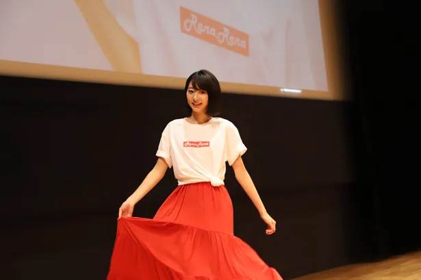 【写真を見る】RenaRenaのロゴがプリントされたTシャツをオトナっぽく着こなす武田玲奈