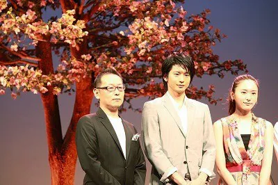 映画｢ハナミズキ｣の完成披露舞台あいさつに出席した土井裕泰監督、向井理、新垣結衣（写真左から）