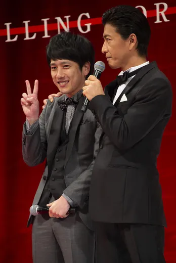 二宮和也「木村（拓哉）さんと一緒に作品を作りたいとずっと思っていました」と熱いハグ！
