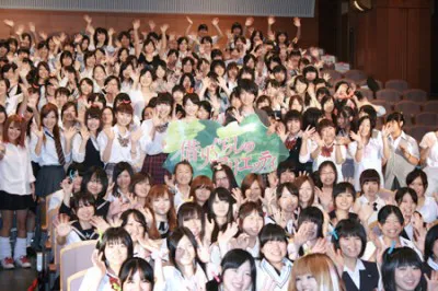 300人の女子中高生に囲まれる志田未来と神木隆之介