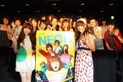 映画「NECK ネック」のガールズトーク付き女子限定試写イベントに出席した河西智美（AKB48）、小松彩夏（写真左から）