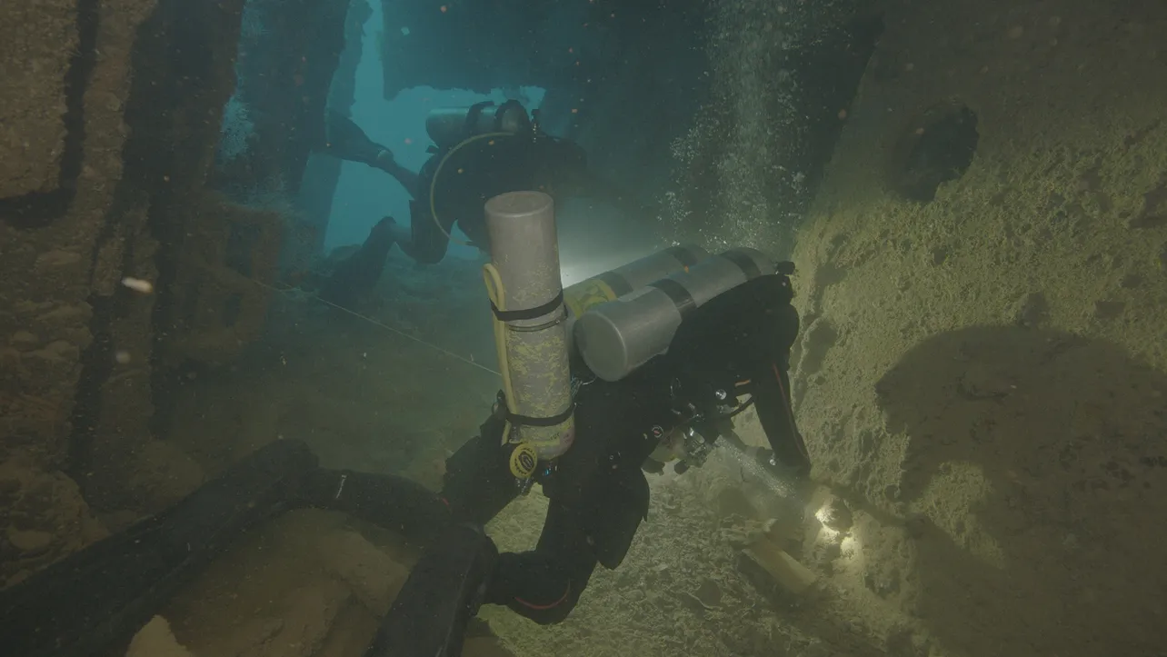 【写真を見る】最新の4Kカメラでの撮影した沈没船の内部
