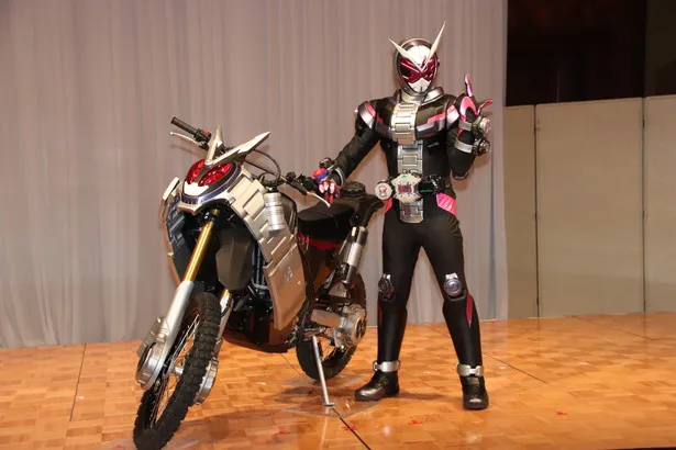 ジオウ、ゲイツが乗るスーパーバイク“ライドストライカー”と仮面ライダージオウ