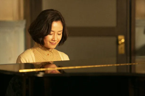 【写真を見る】ピアノ弾き語りする原田知世。50歳には見えません！