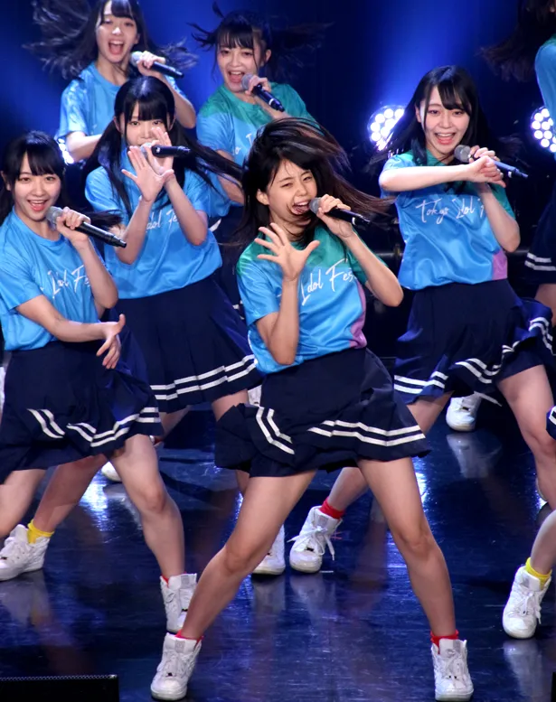 【写真を見る】STU48は瀧野由美子を中心に、スペシャルファンミーティングステージ(Tシャツ購入者限定ステージ)で元気いっぱいのパフォーマンス