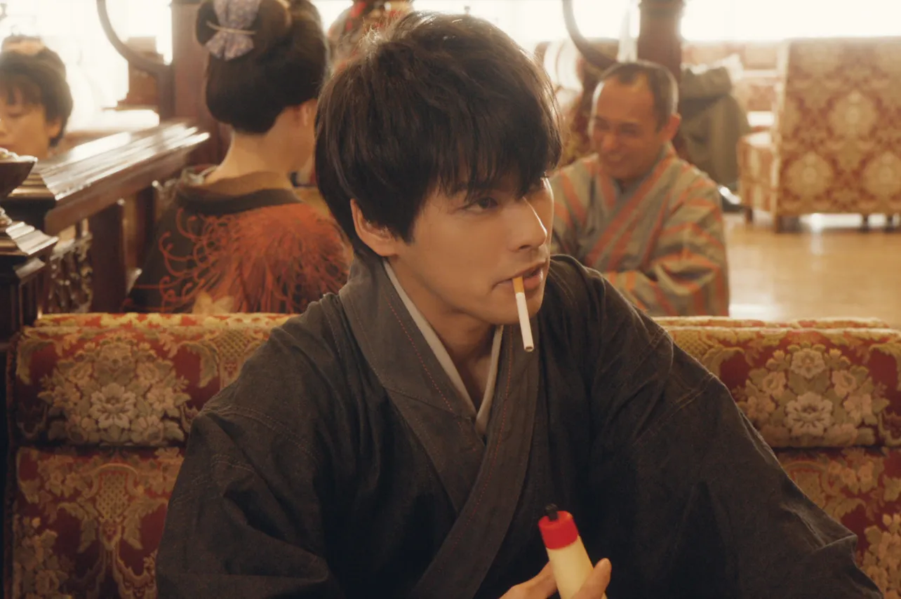 柳楽優弥演じる土方十四郎が、喫煙場所を探して何やらいら立っているいるシーン