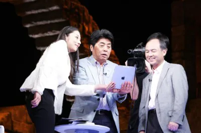 iPadで書籍を読む小池栄子、村上龍、孫正義氏（写真左から）