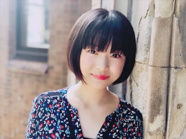 女優、アーティストとして活躍する18歳の女子高生AOが自身の作品を収めた書籍を出版する