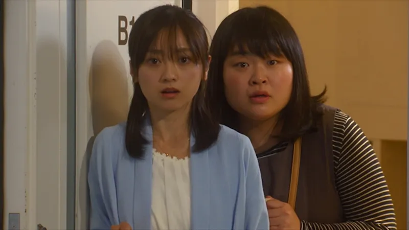 スノーホワイツのレッスン場に差し入れを持っていた山田(安達祐実)と片岡(富山えり子)は、ファン垂涎の光景にうっとっり