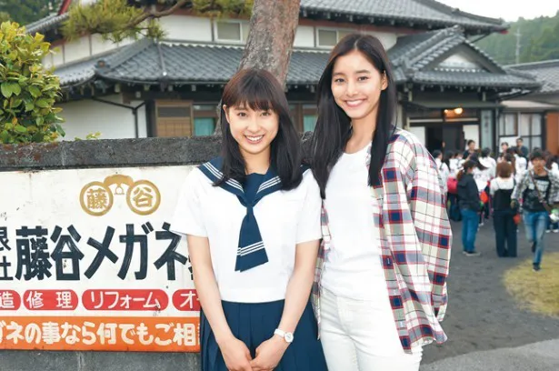 新木優子（右）は、わかば（土屋太鳳）の姉・あおいを演じる。かつてJETSのセンターとして全米3連覇した