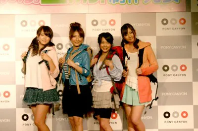 流行の登山ファッションで登場した篠崎愛、古瀬絵理、谷澤恵里香、村上友梨（写真左から）