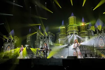 THE ALFEE結成45年アニバーサリーの夏イベントで「アルフィー城」を築城