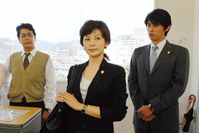 「さすらいの女弁護士　山岸晶」で主演を務める南野陽子（写真中央）