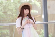 春奈るな、夏本番の新曲に「典型的なライブっぽいこともやってみたい!」―シングル「桃色タイフーン」インタビュー