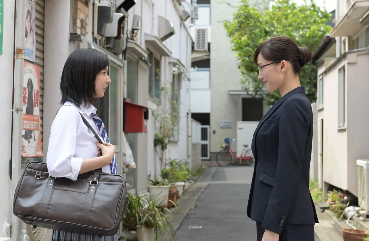 高校生となったみゆき(上白石萌歌)と亜希子(綾瀬はるか)