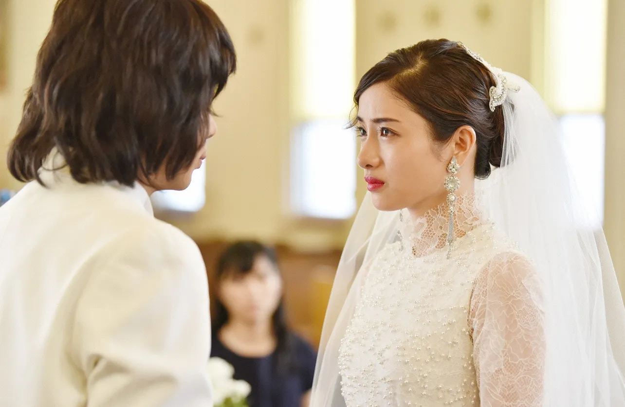 8月15日(水)放送の第6話より。直人(峯田和伸)との結婚式で目に涙を浮かべるもも(石原さとみ)が美しい！