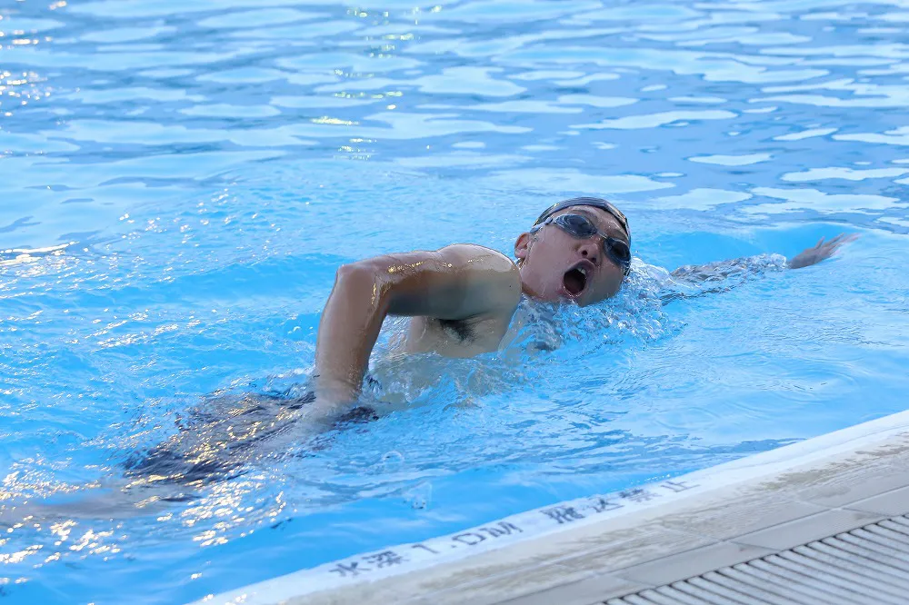 【写真を見る】みやぞん最大の課題・スイムを猛練習中！気持ち良さそうに泳いでいるが…