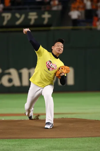 みやぞん巨人×中日戦始球式に“登板”、球速106キロの豪快ノーバン投球を披露!