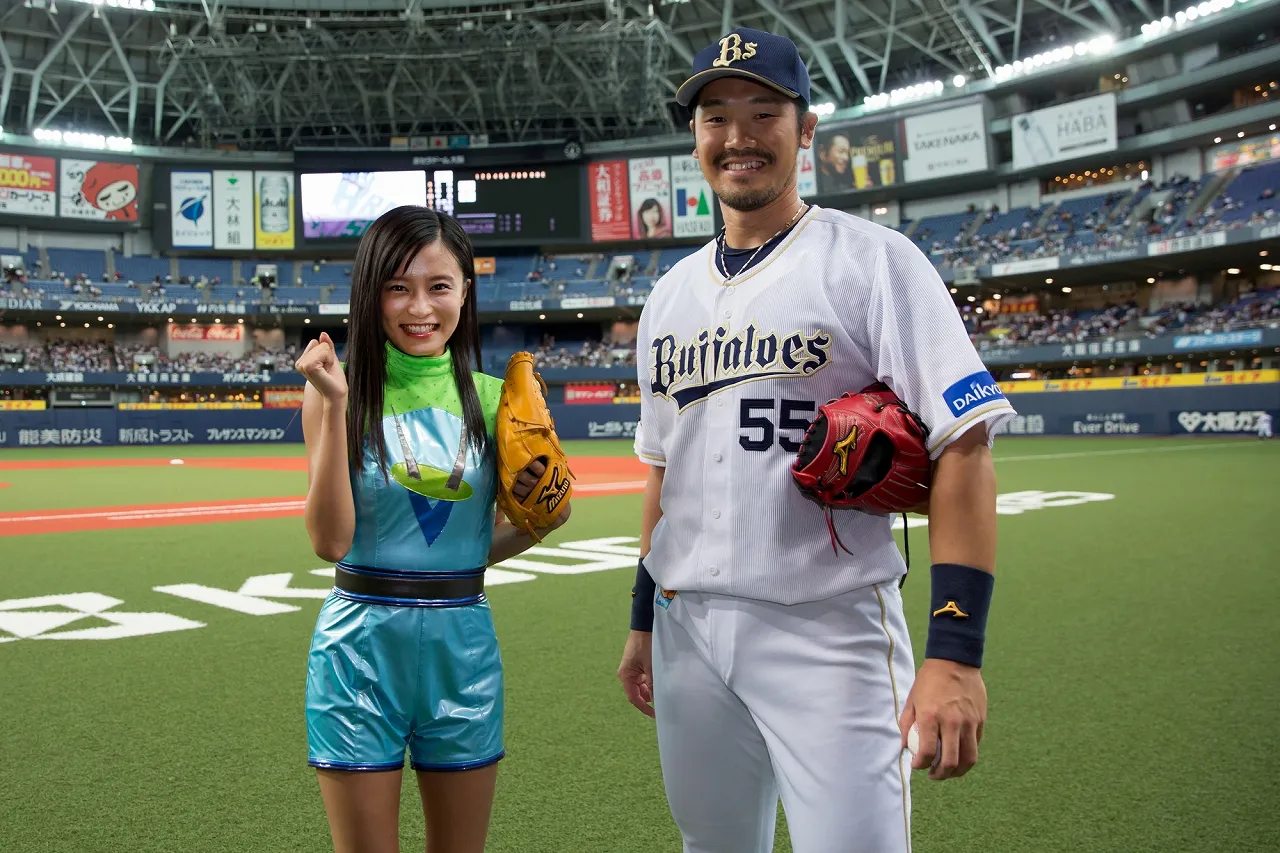 T-岡田選手(右)から的確なアドバイスをもらった小島瑠璃子