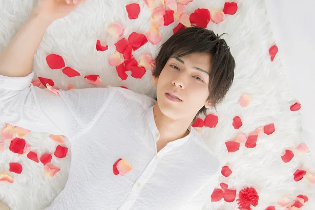 【写真を見る】加藤将のセクシーショット！バラの花びらと悩ましげな表情にドキッ！！