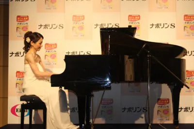 沢村と共演した、ピアニストの三咲氏。会見では、三咲氏の演奏で沢村が登場