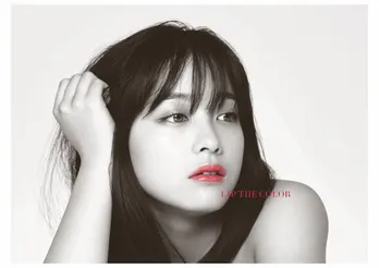 “19歳の橋本環奈”肩出し＆モノクロの大人セクシーな写真で渋谷をジャック！