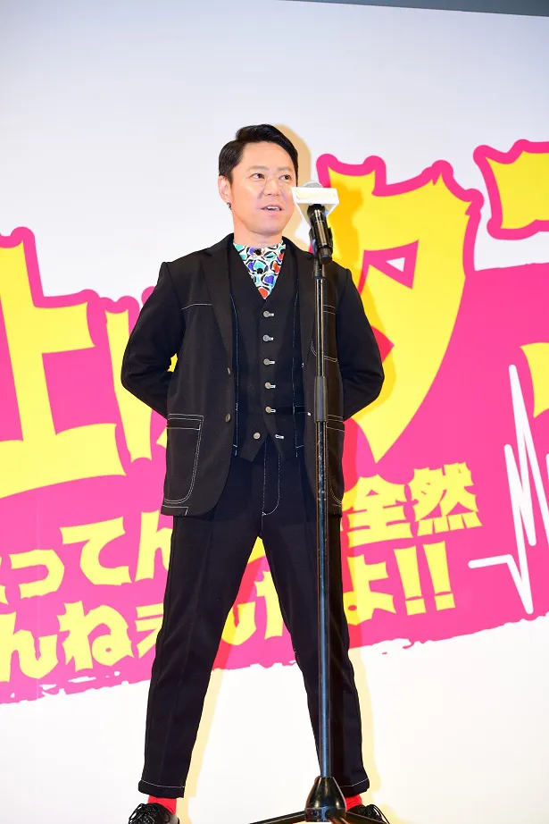 同作”音タコ”で阿部サダヲは、声帯ドーピングによって驚異的な歌声を手にしたロックスター・シンを演じる