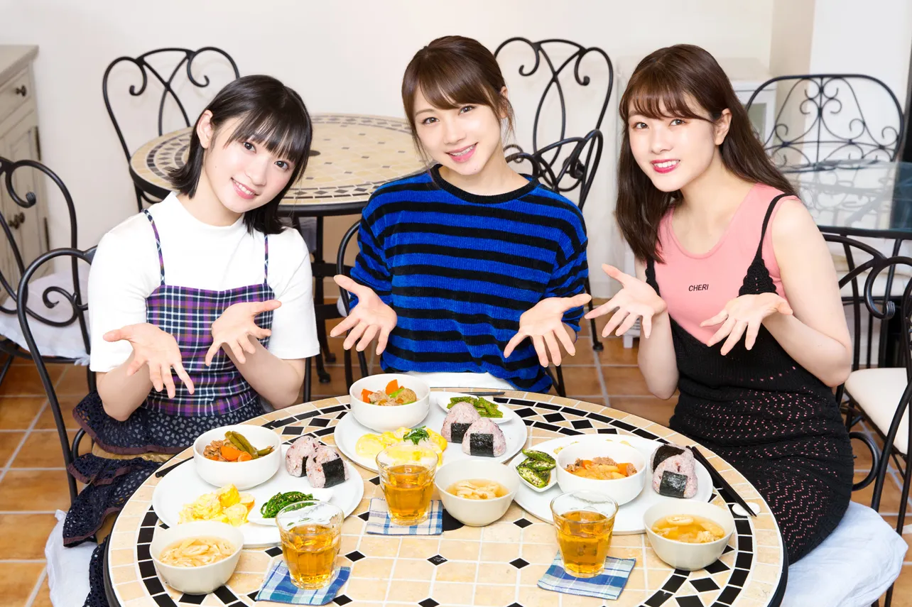 「さぁ、召し上がれ」。3人の作った料理なら、お腹いっぱいでも全部食べてみたい！　中西香菜(アンジュルム)、石田亜佑美(モーニング娘。’18)、宮本佳林(Juice=Juice)の3人