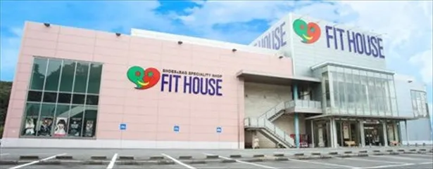 岡崎がイメージキャラクターを務める総合ファッションショップ「FIT HOUSE」