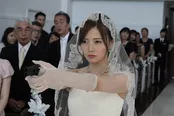 【写真を見る】純白のウエディングドレスで銃を構える白石麻衣