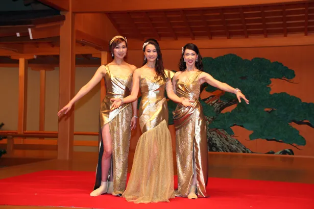 【写真を見る】観月ありさ、湖月わたる、春野寿美礼が共演。会見ではゴールドの衣装をまとった“和製ドリームガールズ”で能舞台に上がった