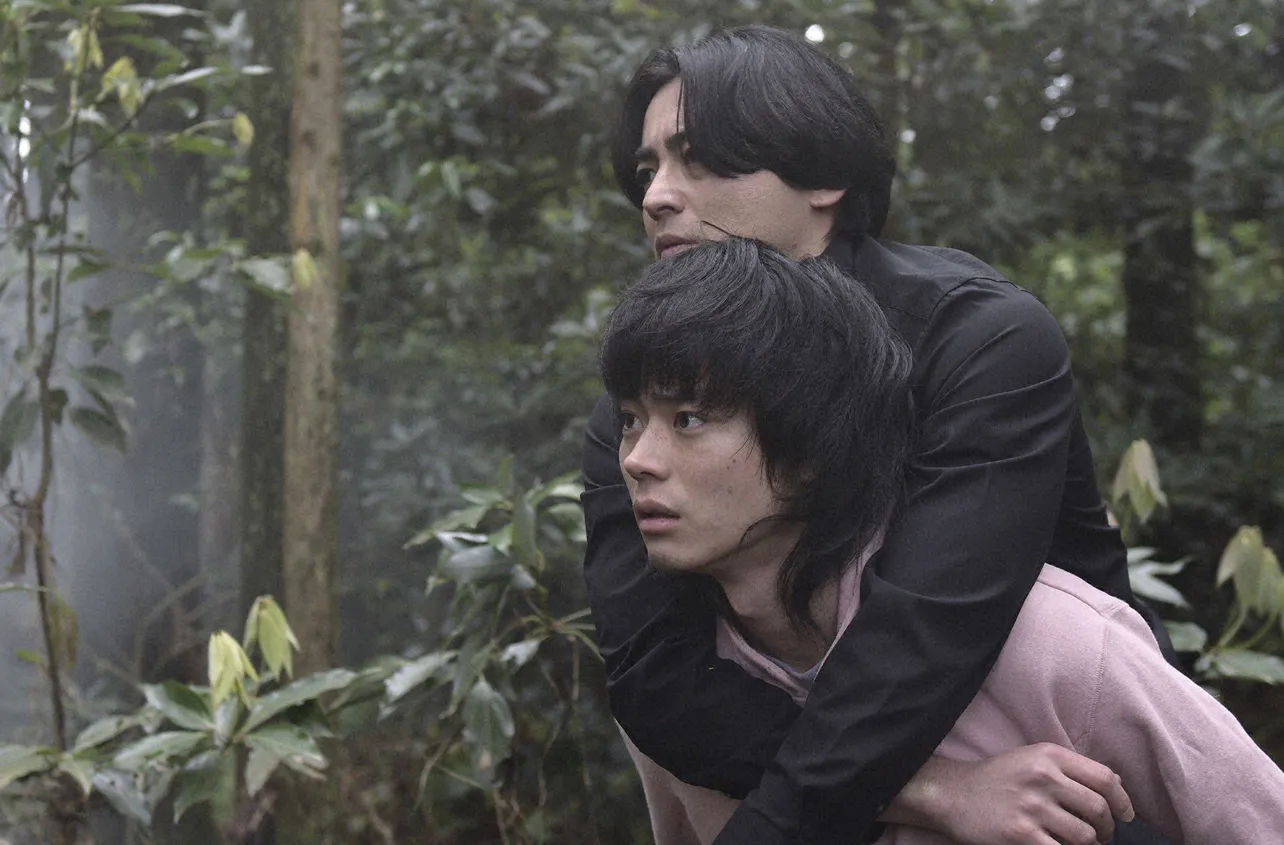 圭司(山田孝之)と祐太郎(菅田将暉)は、森の中で不思議な感覚に襲われる