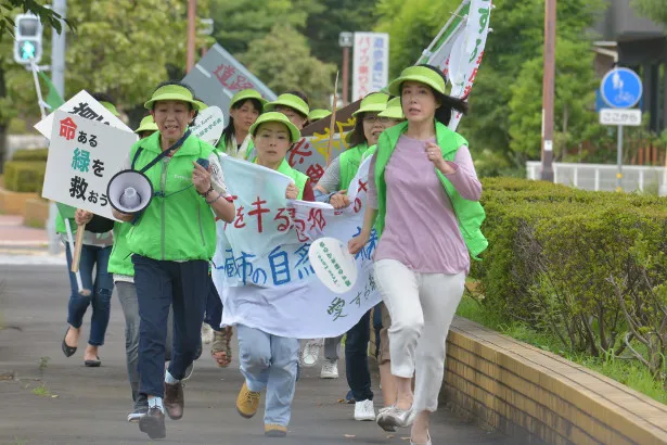 粕谷静江(筒井真理子)、田丸ハナ(梅沢昌代)らは、街路樹伐採の反対運動を起こす