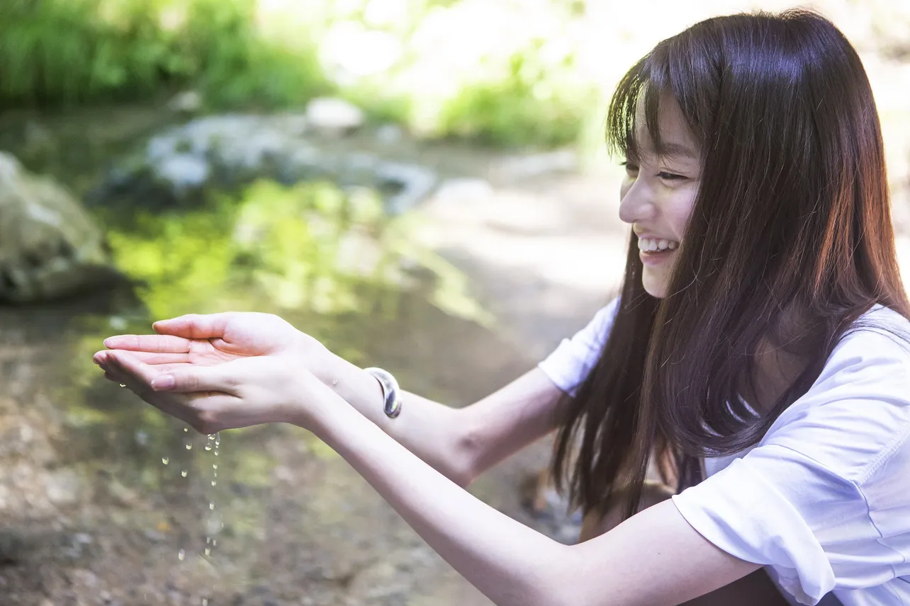 “日本の滝百選”のだけあって、水もきれい！