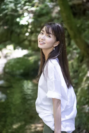 まるで森の妖精!岡崎紗絵 大自然の中で健康的な美脚も!